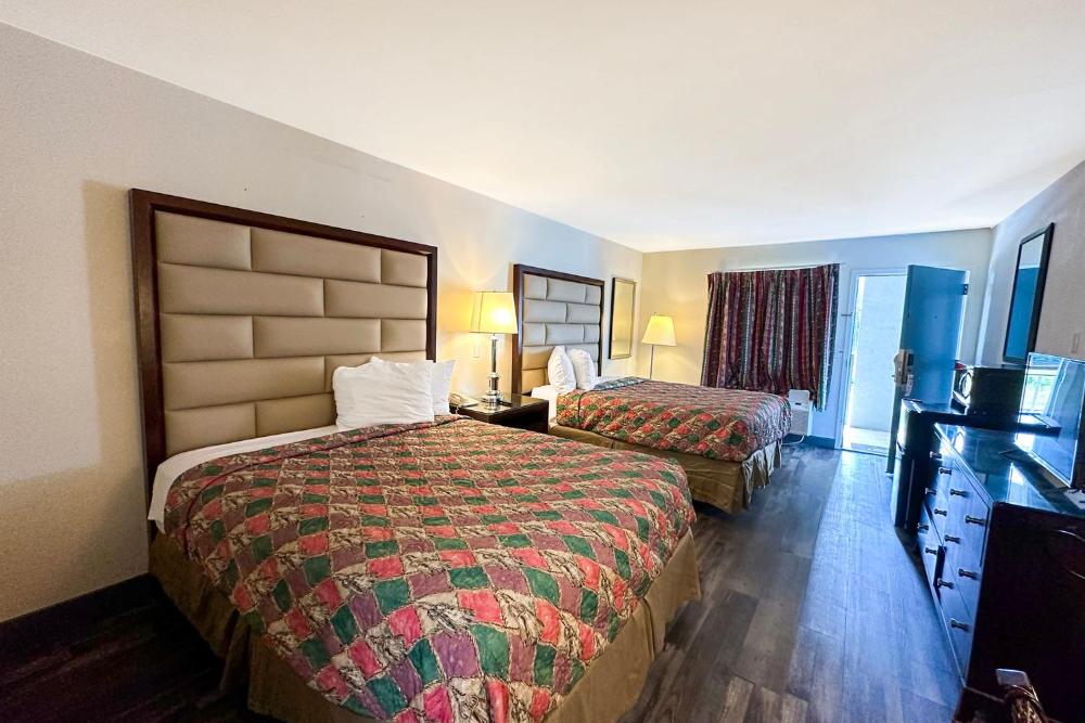 2 Queen Beds Non-Smoking interior